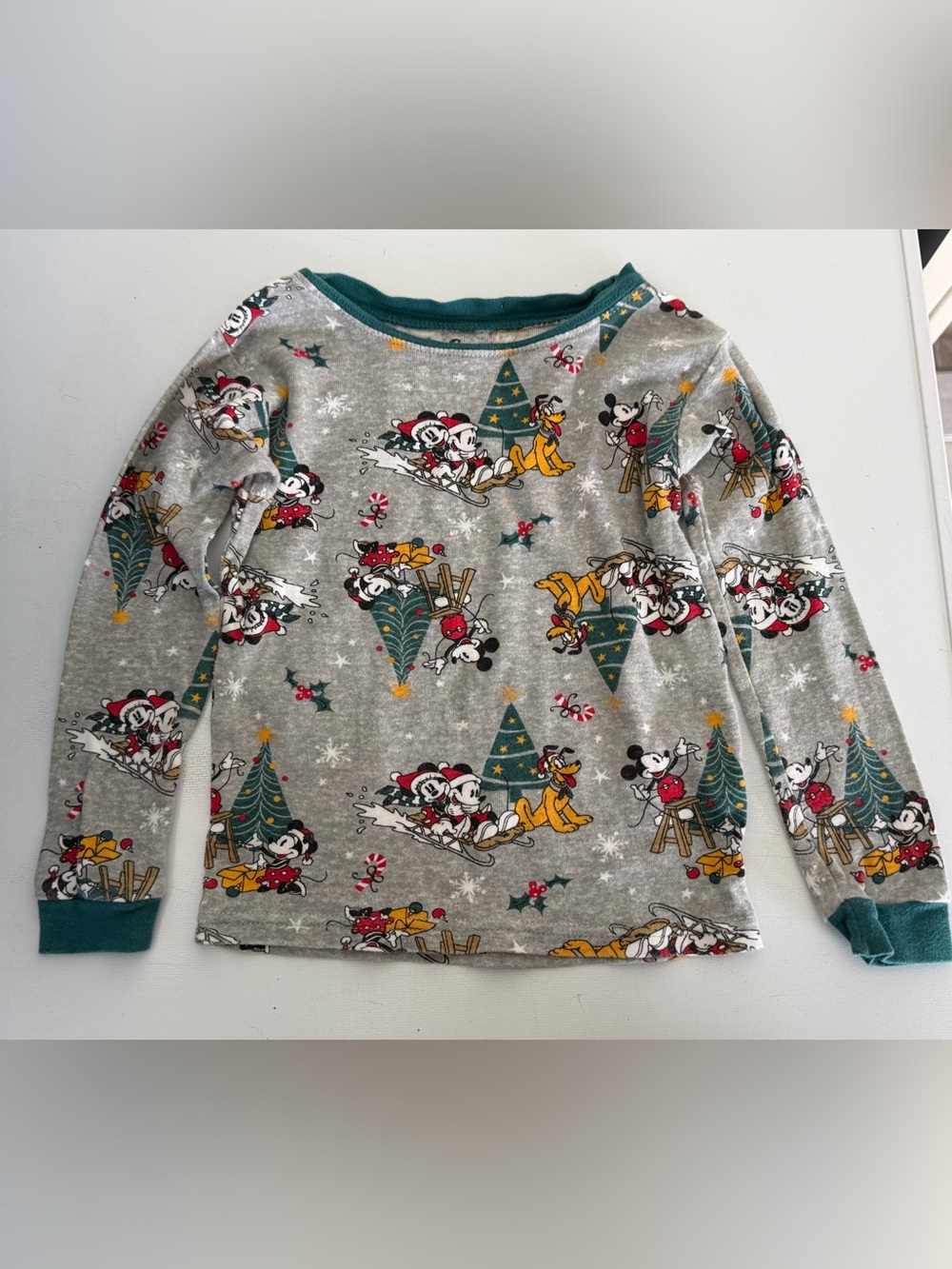 Disney Gray Long-Sleeve Mickey & Friends Holiday Tee with Green Trim Size 5T